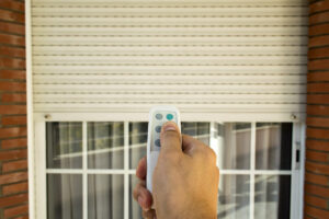 Sterowanie rolet: pilot, przełącznik czy smart home? Koszty, wygoda i awaryjność